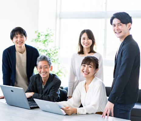 笑顔のスタッフが五人いる画像